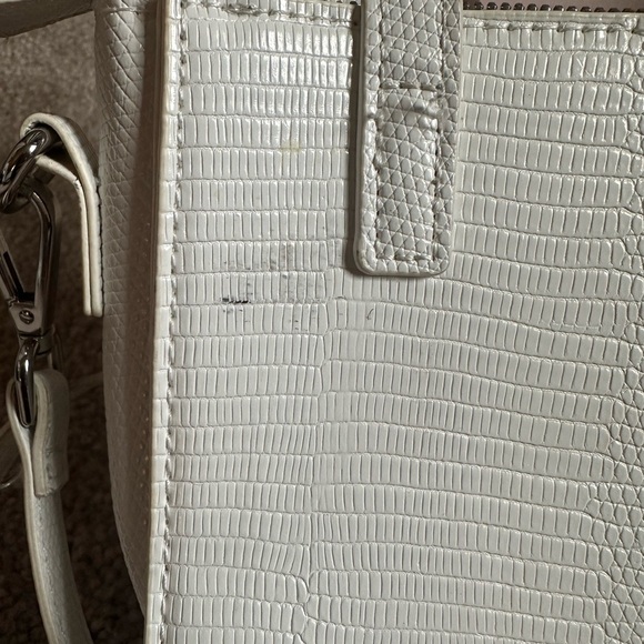 Forever 21 White Textured Crossbody Bag - Picture 2 of 3